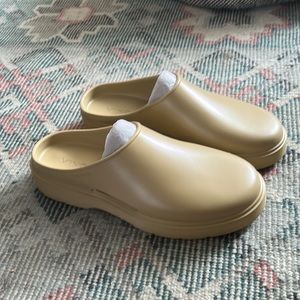 NIB Vince Geo Mule Clog size 9 Cypress Tan